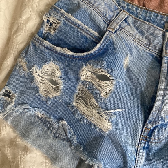 EUC Zara Trafaluc distressed denim cut-off shorts - Picture 5 of 8